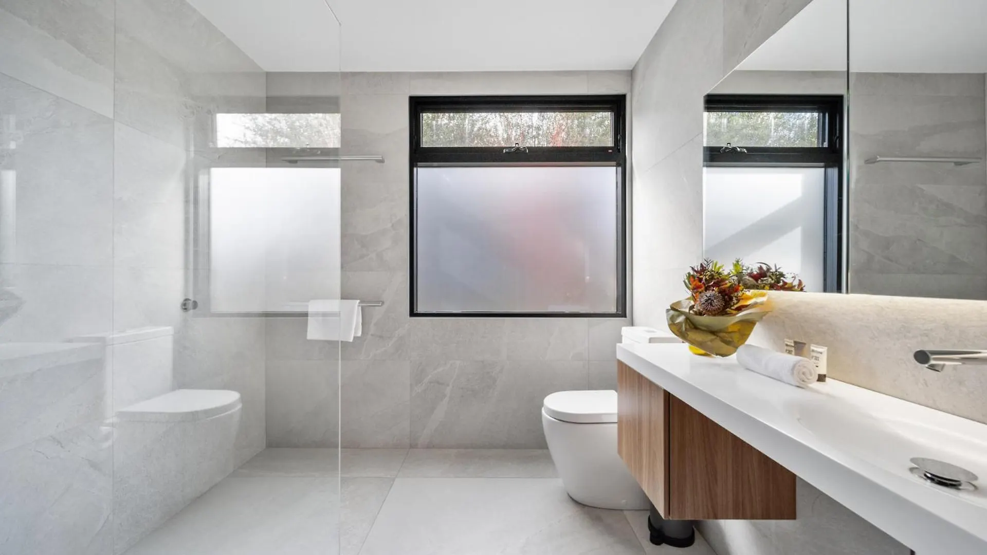 Luxurious 2-Bed Pool, Lift, Alfresco Dining Villa Canberra