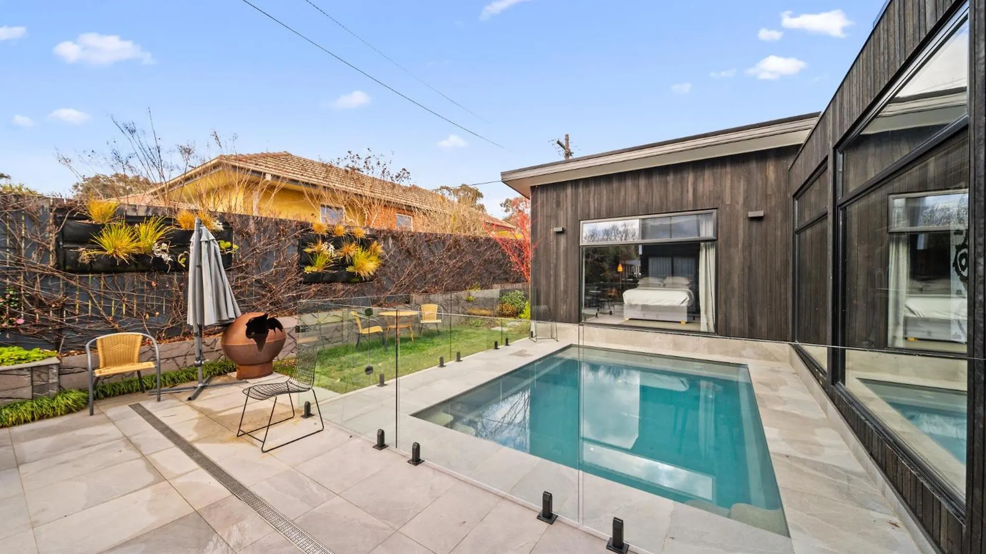 Luxurious 2-Bed Pool, Lift, Alfresco Dining Villa Canberra Holiday home