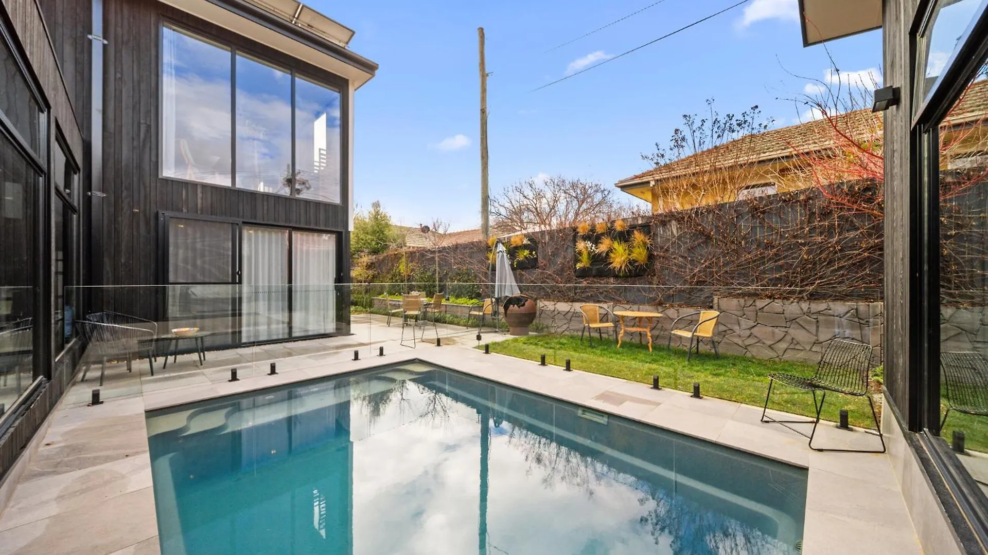 Luxurious 2-Bed Pool, Lift, Alfresco Dining Villa Canberra