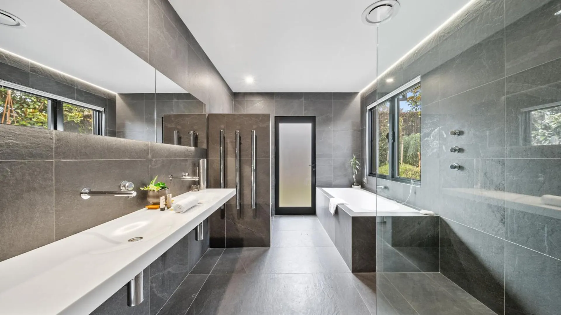 Luxurious 2-Bed Pool, Lift, Alfresco Dining Villa Canberra Holiday home