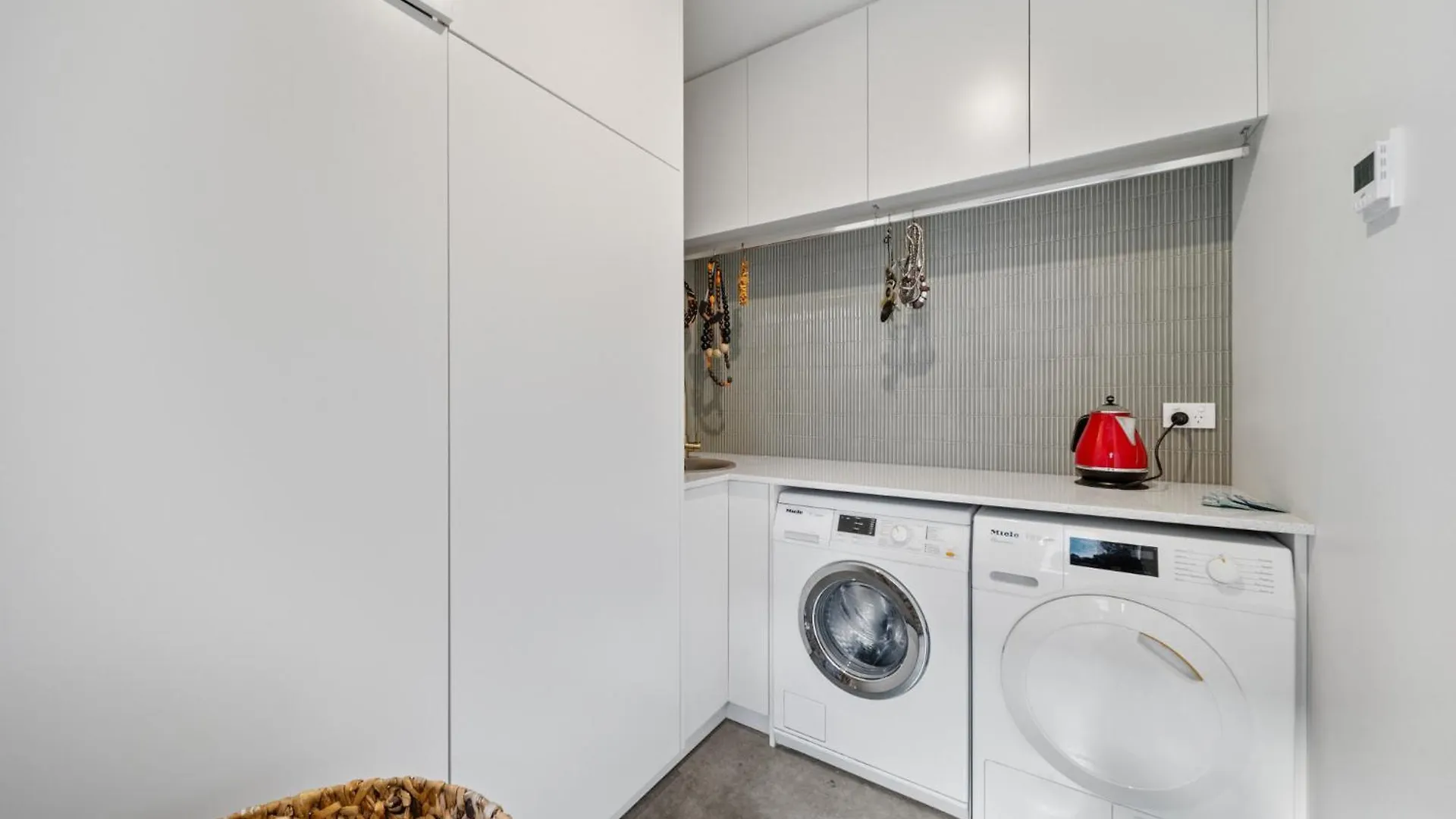 Luxurious 2-Bed Pool, Lift, Alfresco Dining Villa Canberra Australia