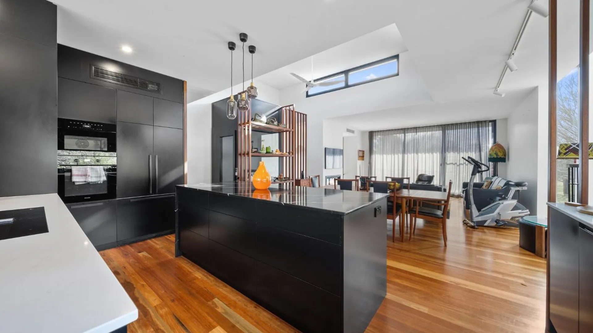 Luxurious 2-Bed Pool, Lift, Alfresco Dining Villa Canberra Holiday home
